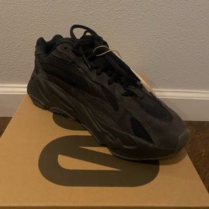 YEEZY BOOST 700